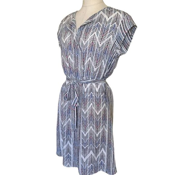 DR2 Chevron Print Belted Dress Size S Stretch Waist Short Sleeve Knee Length - Picture 2 of 8